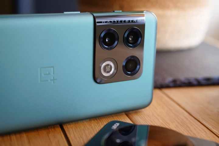 OnePlus 10 Pro'nun kamera modülü.