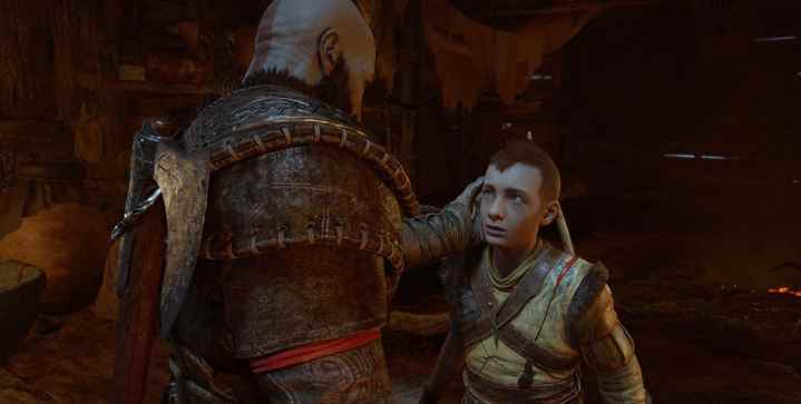 Kratos, Atreus'un yüzünü God of War: Ragnarok'ta tutar.