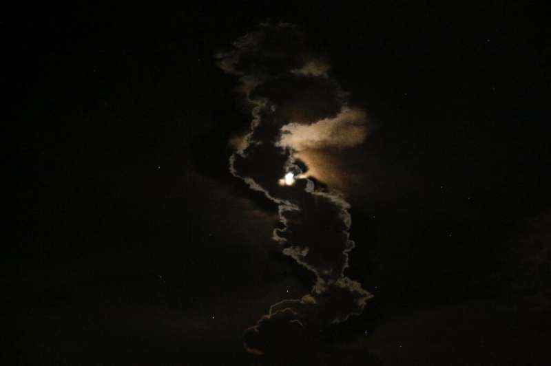 Artemis I'in duman izi NASA'nın Titusville, Florida'daki Kennedy Uzay Merkezi'nden kalktıktan sonra görülüyor.