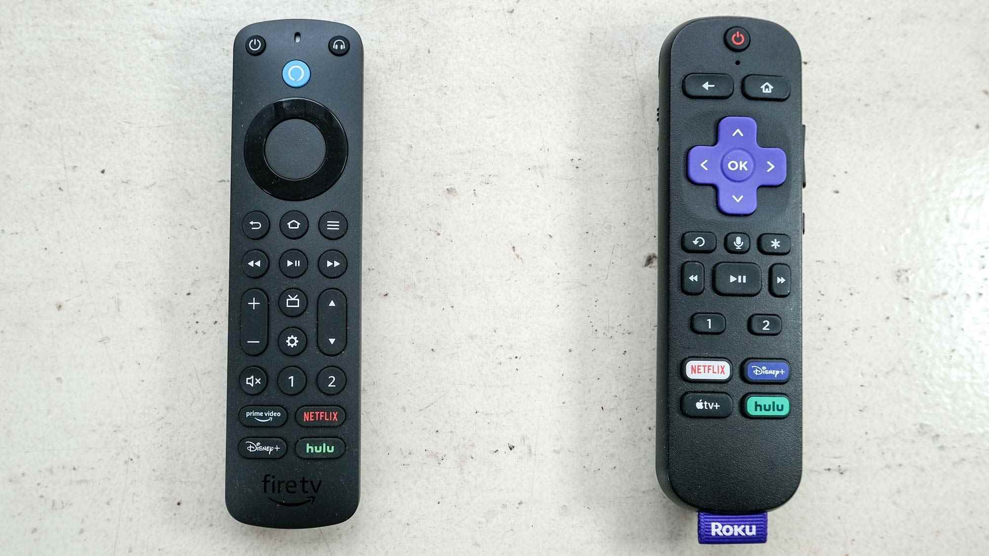 (Soldan Sağa) Alexa Voice Remote Pro ve Roku Voice Remote Pro