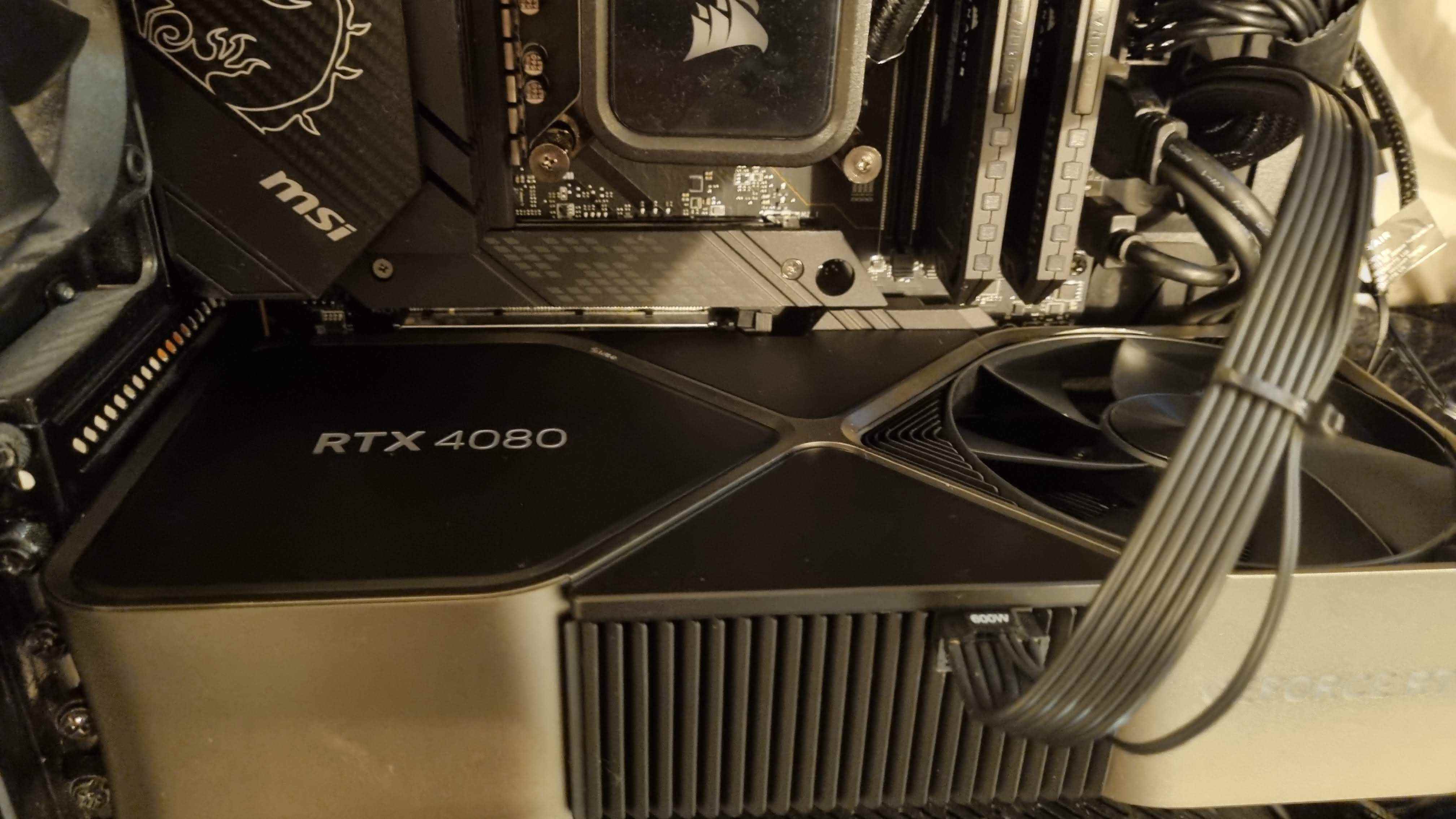 Anakarta takılı RTX 4080 GPU