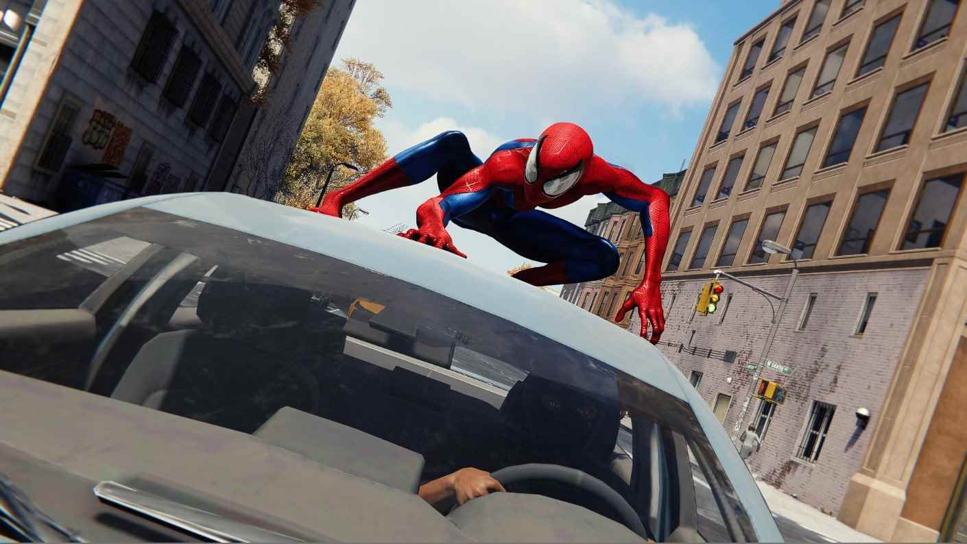 Bir aksiyon sekansında bir arabaya inen Ultimate Spider-Man