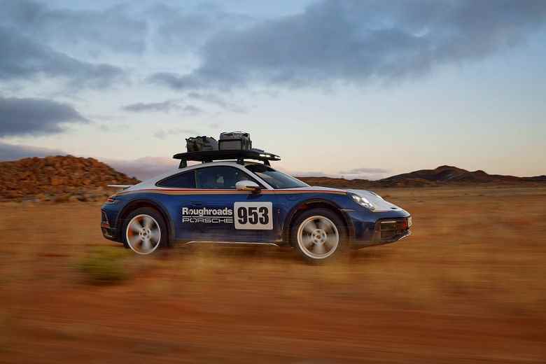 240 km/s, ayarlanabilir yerden yükseklik ve 0'dan 100 km/s'e 3,4 saniyede hızlanma.  Sunulan SUV Porsche 911 Dakar