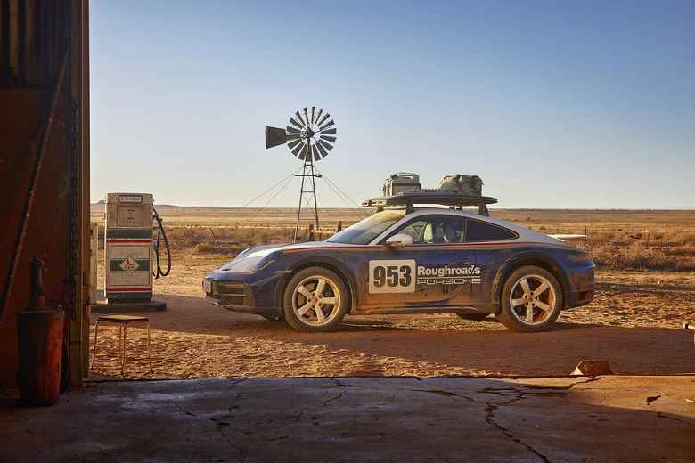 240 km/s, ayarlanabilir yerden yükseklik ve 0'dan 100 km/s'e 3,4 saniyede hızlanma.  Sunulan SUV Porsche 911 Dakar