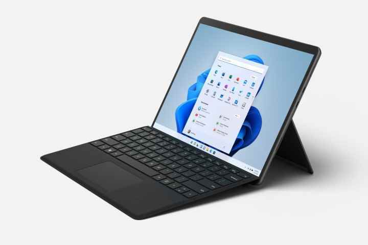 Klavyesini ve destek ayağını gösteren Surface Pro 8.