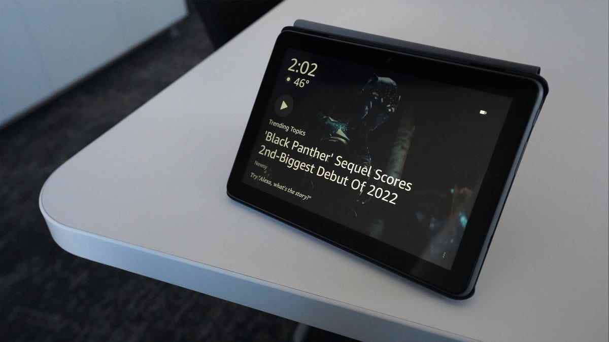 Amazon Fire HD 8 Plus, Kara Panter 2 hakkında bilgi gösteriyor