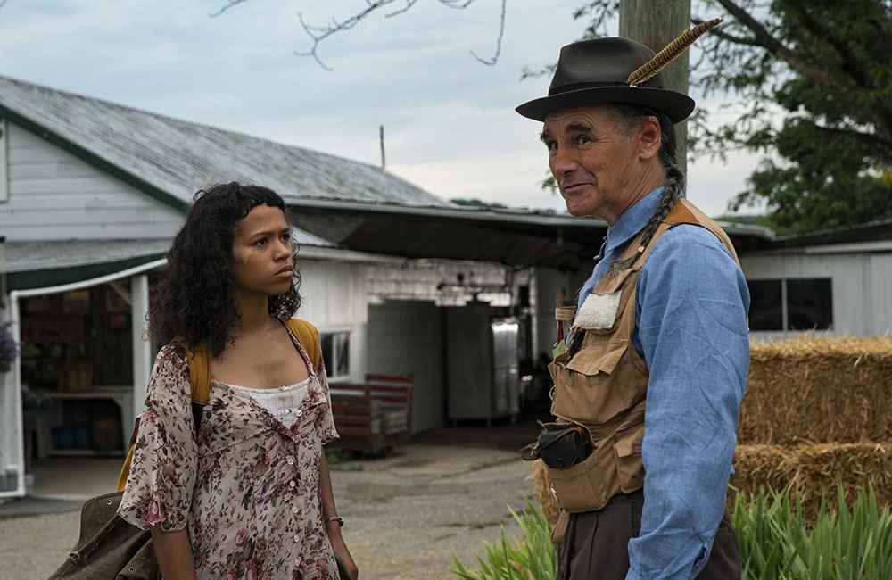 (Soldan sağa) Luca Guadagnino'nun yönettiği BONES AND ALL'da Maren rolünde Taylor Russell ve Sully rolünde Mark Rylance