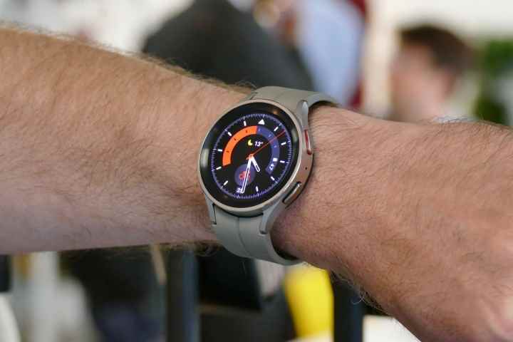 Bir erkeğin bileğine takılan Samsung Galaxy Watch 5 Pro.