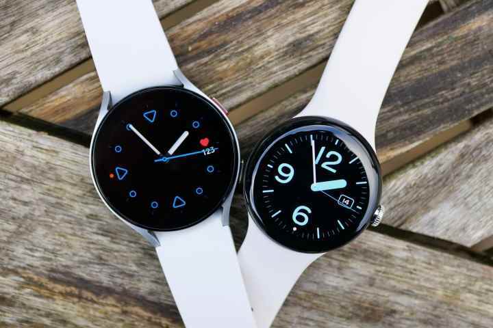 Galaxy Watch 5 ve Pixel Watch ana ekranları.