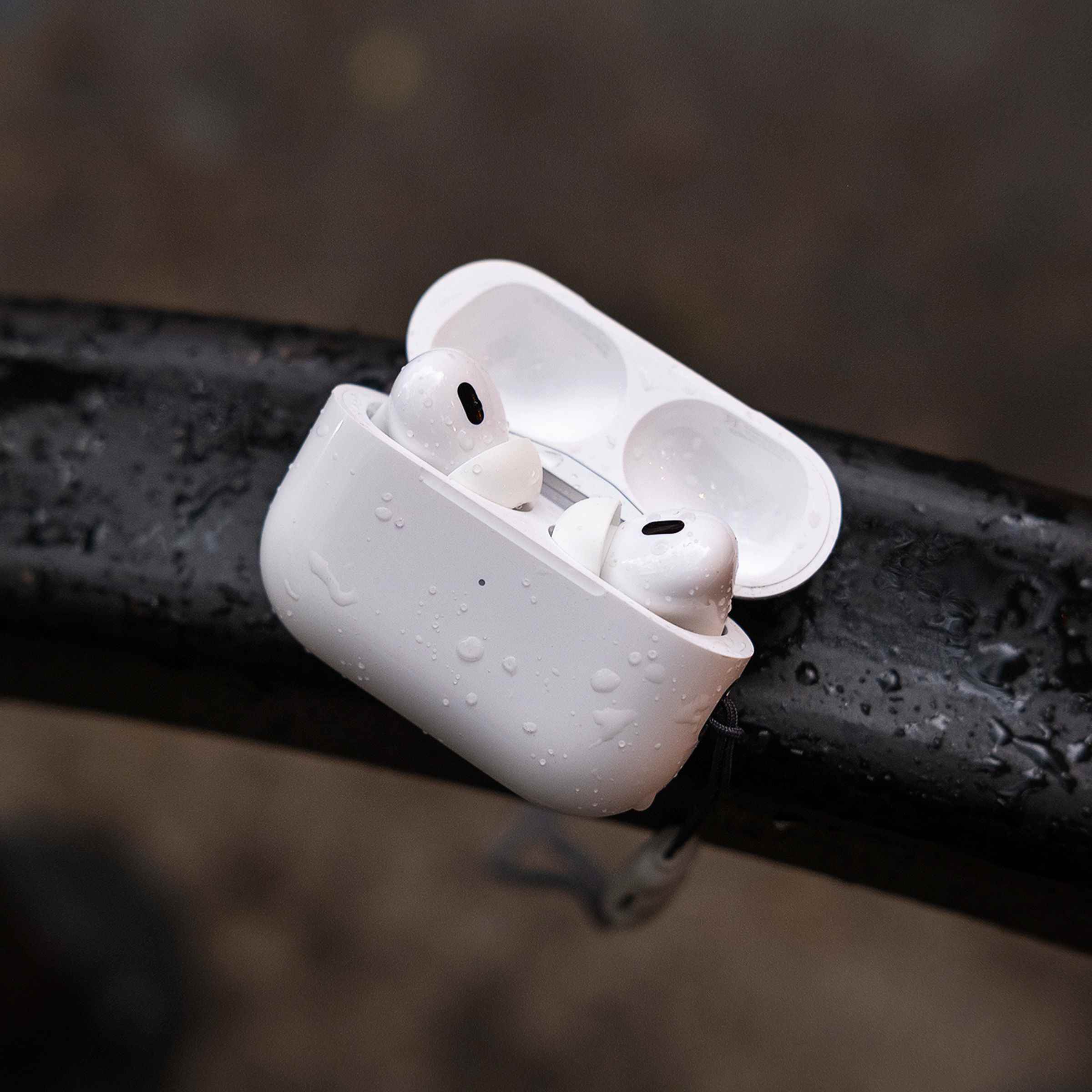 Açık bir şarj kutusunda bir çift AirPods