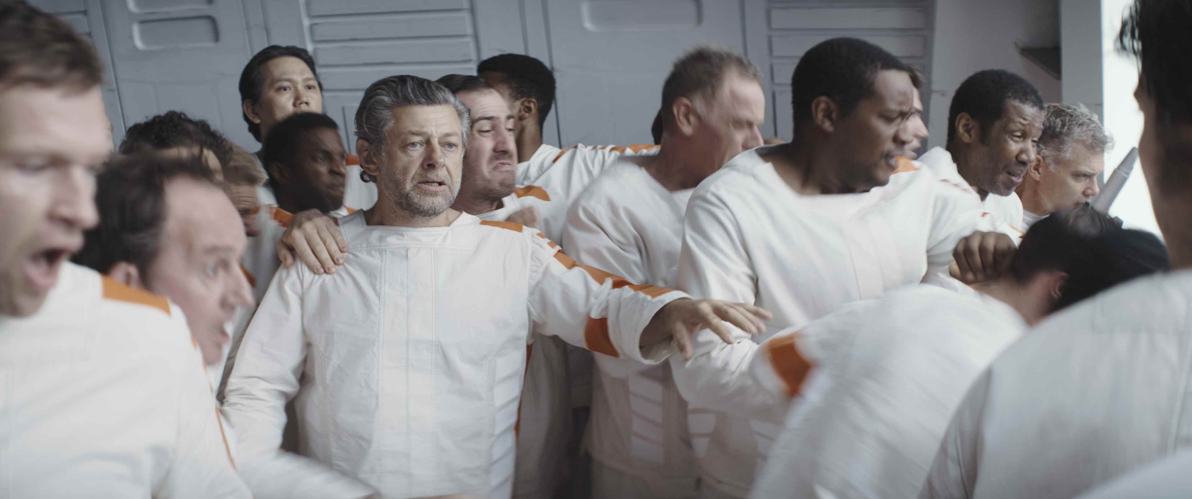 (Ortada, solda): Lucasfilm'in ANDOR filminde Kino Loy (Andy Serkis)