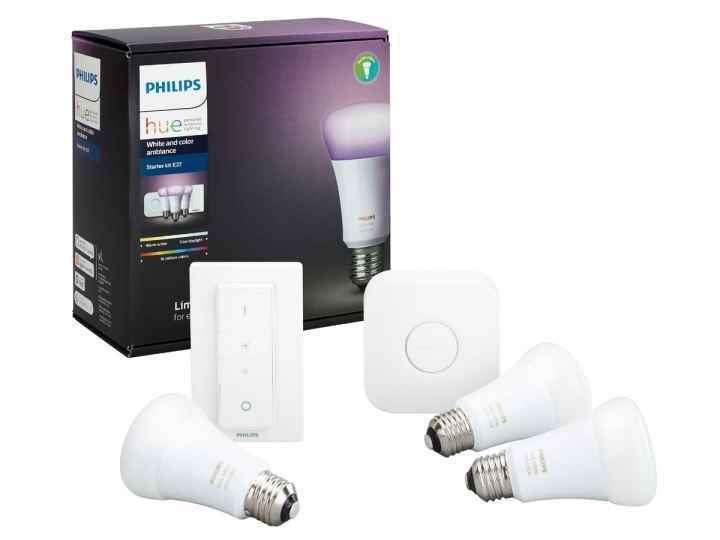 Üç beyaz ve renkli LED ampul içeren bir Philips Hue başlangıç ​​kiti.