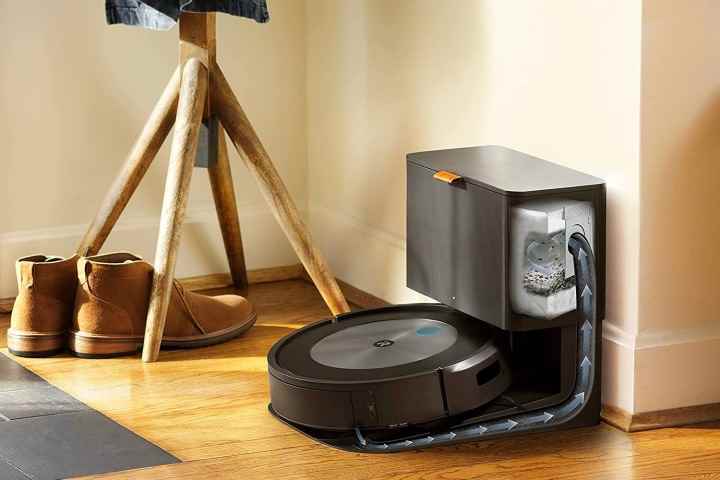 iRobot Roomba j7+, şarj yuvasında ve pislik atma deposunda.