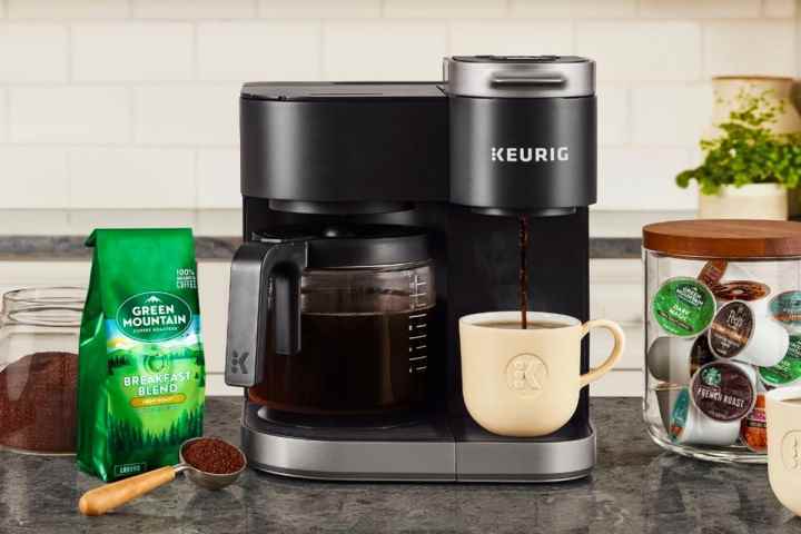 Keurig K-Duo kahve makinesi bir mutfak tezgahının üzerinde duruyor.