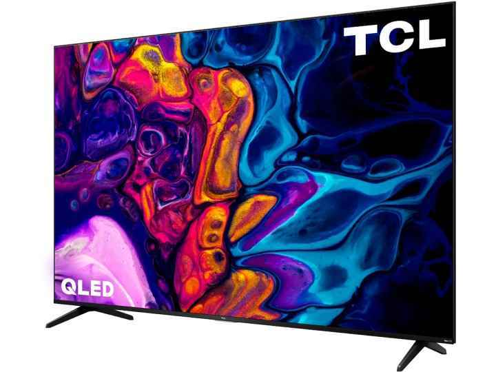 TCL 65 inç 5-Serisi S555 Roku TV (2022 model), birlikte verilen standlara kurulur.