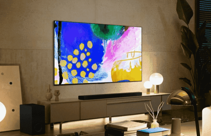 Oturma odasındaki eğlence merkezinin üzerindeki duvara takılı bir LG B2 OLED 4K Smart TV.