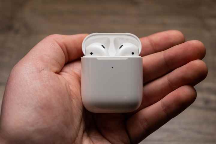 Bir yandan Apple AirPods kılıfı.