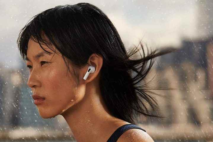 Yeni Apple AirPods 3. nesil giyen model.