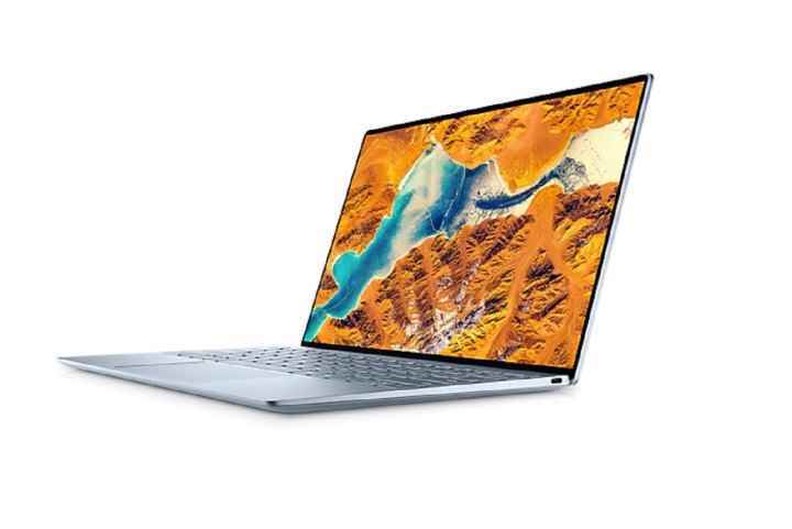 Beyaz bir arka plan üzerinde bir Dell XPS 13 dizüstü bilgisayarın yandan görünümü.