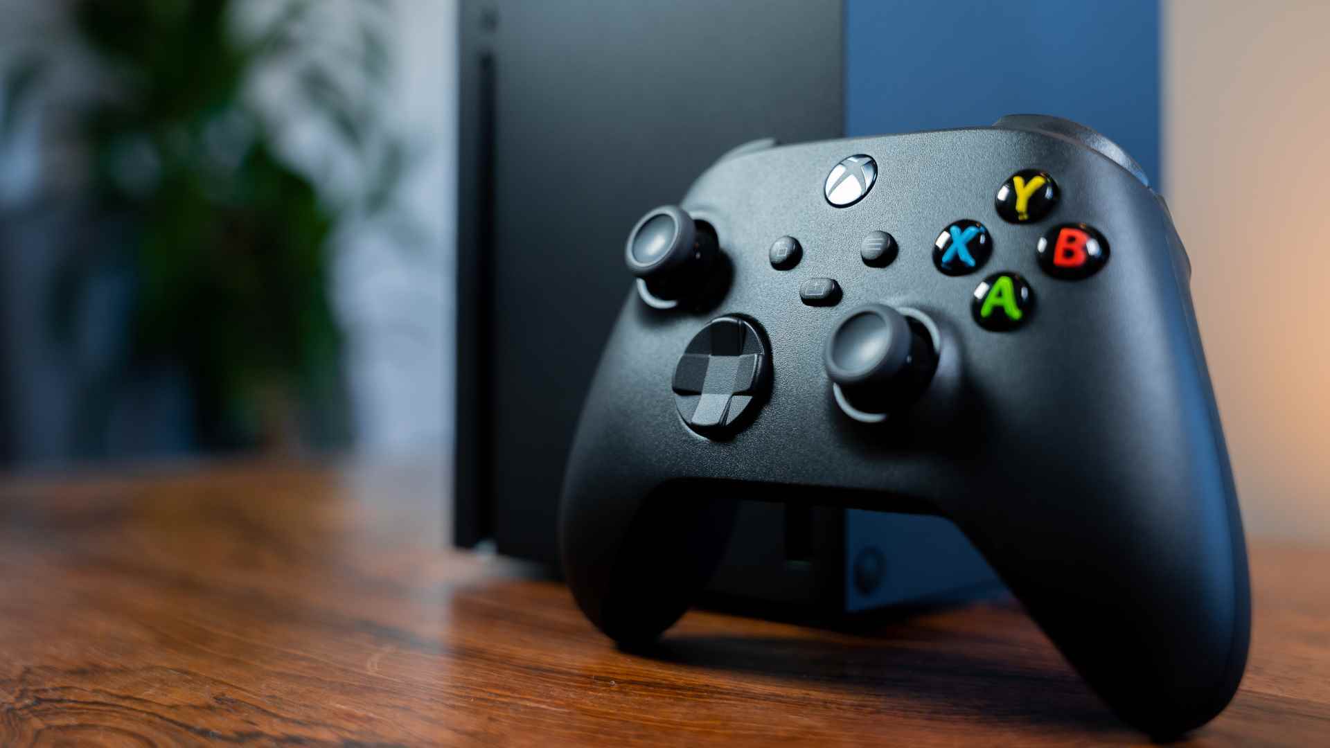 Konsolun önünde dik duran bir Xbox Series X oyun kumandası