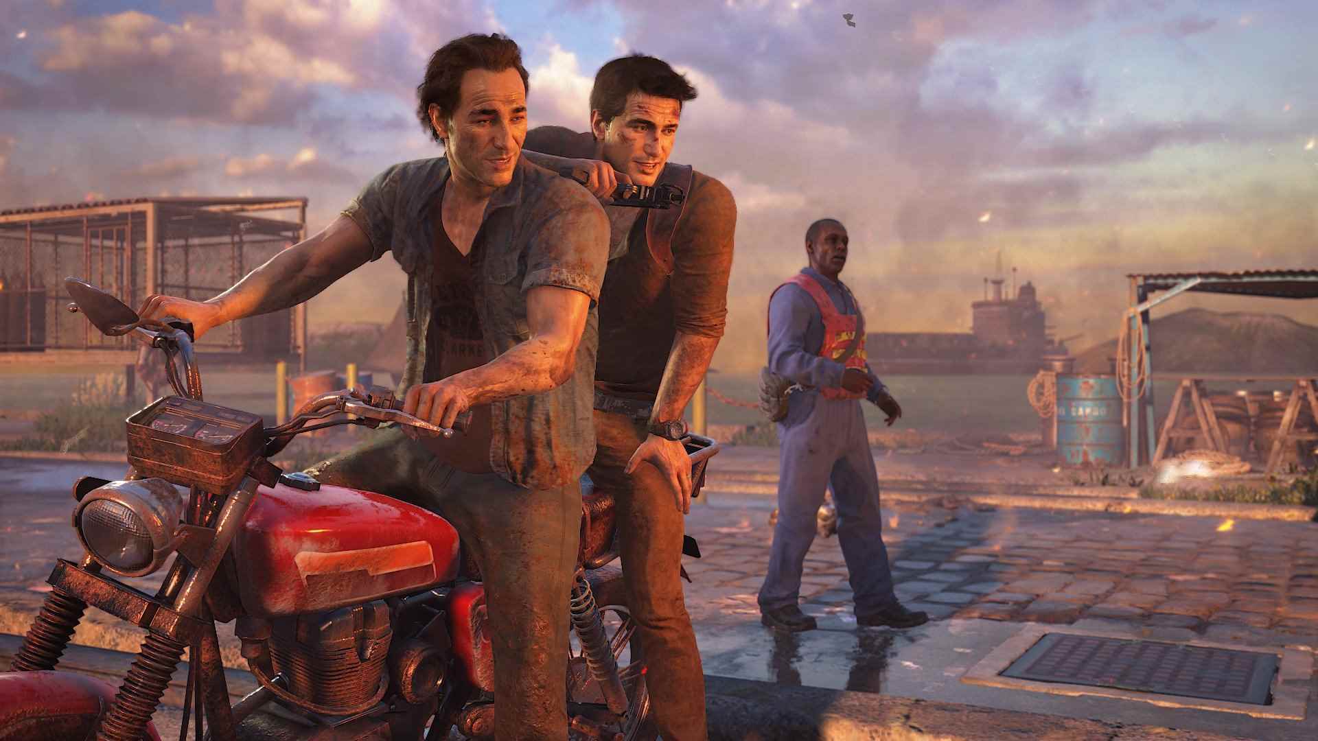 Uncharted kahramanı Nathan Drake, erkek kardeşi ile bir motosikletin üzerinde oturuyor