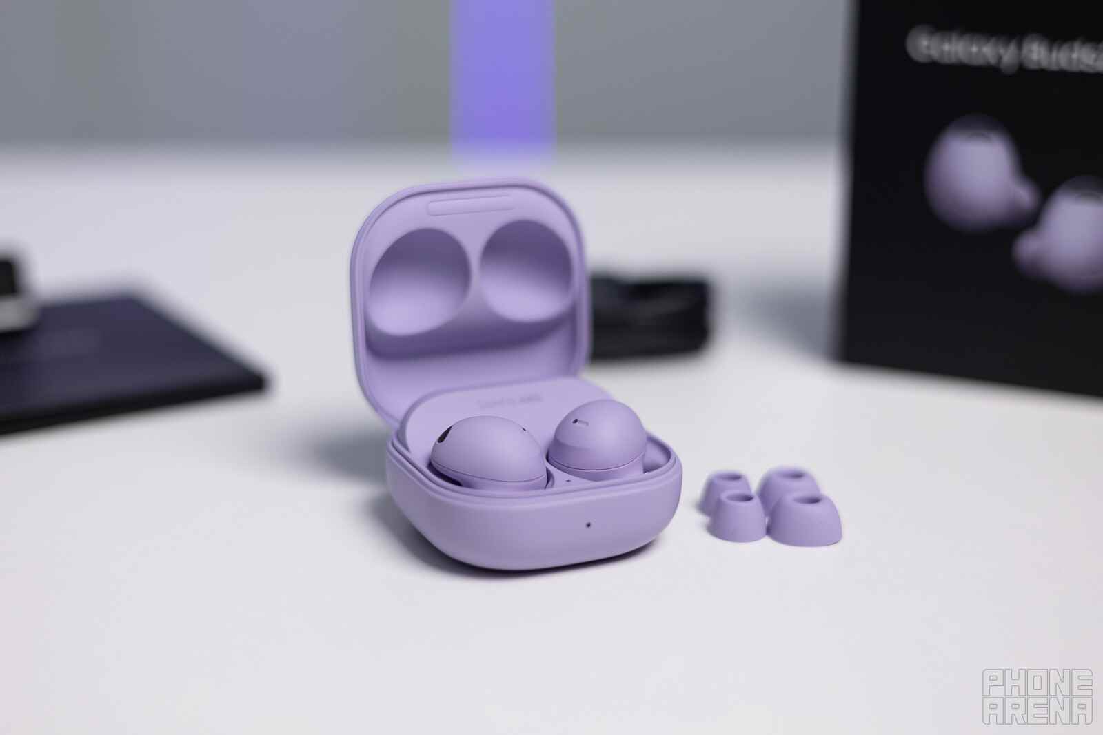 Samsung Galaxy Buds 2 Pro, sağduyulu bir Grafit veya Beyaz renkte veya bizim durumumuzda yukarıda gösterilen Bora Moru ile gelir.  - Fırsatınız varken indirimli Galaxy Buds 2 Pro çiftinizle ücretsiz bir kablosuz şarj cihazı alın