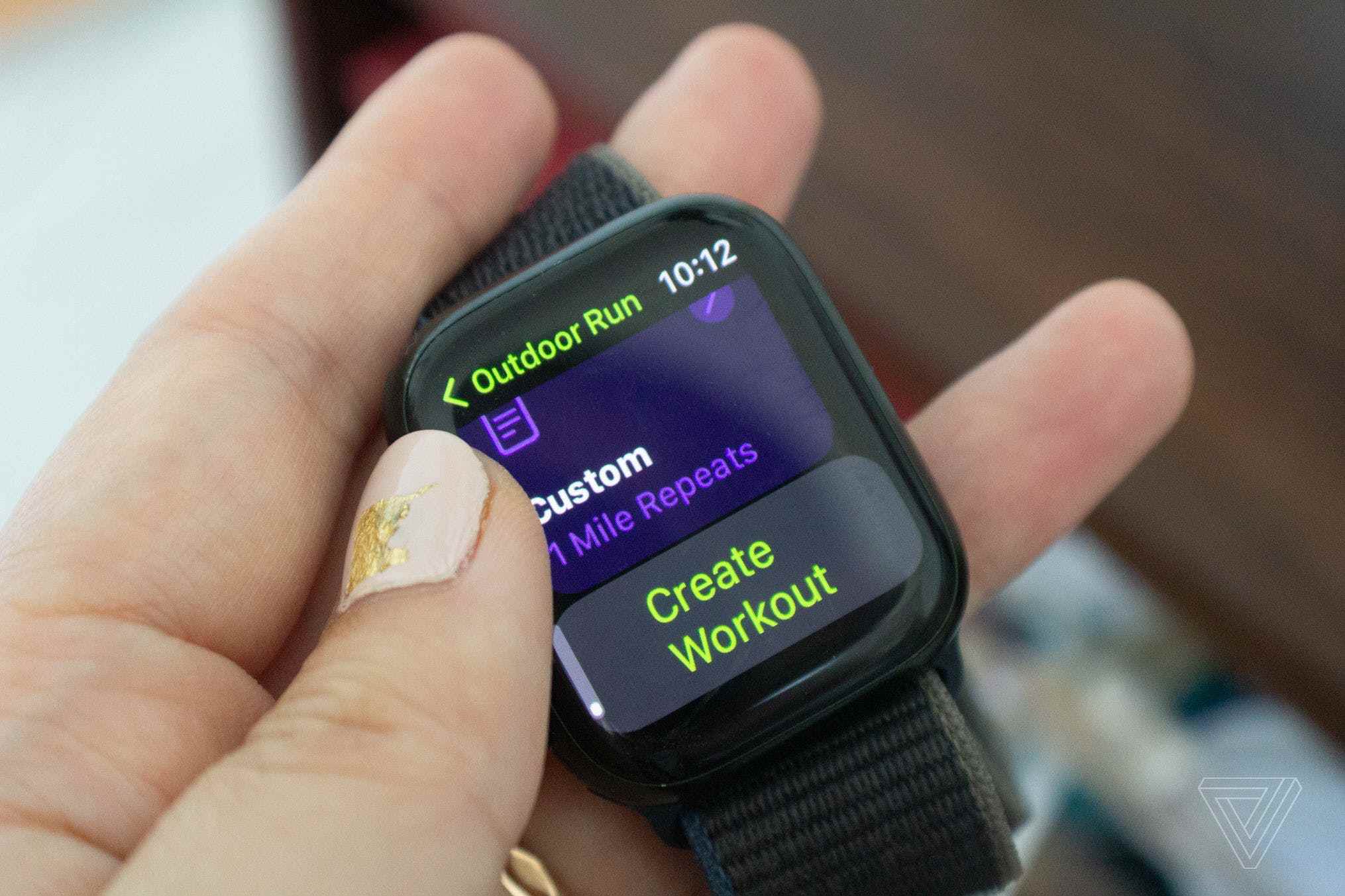 Özel koşular için Egzersiz Oluştur ekranını gösteren Apple Watch Series 7