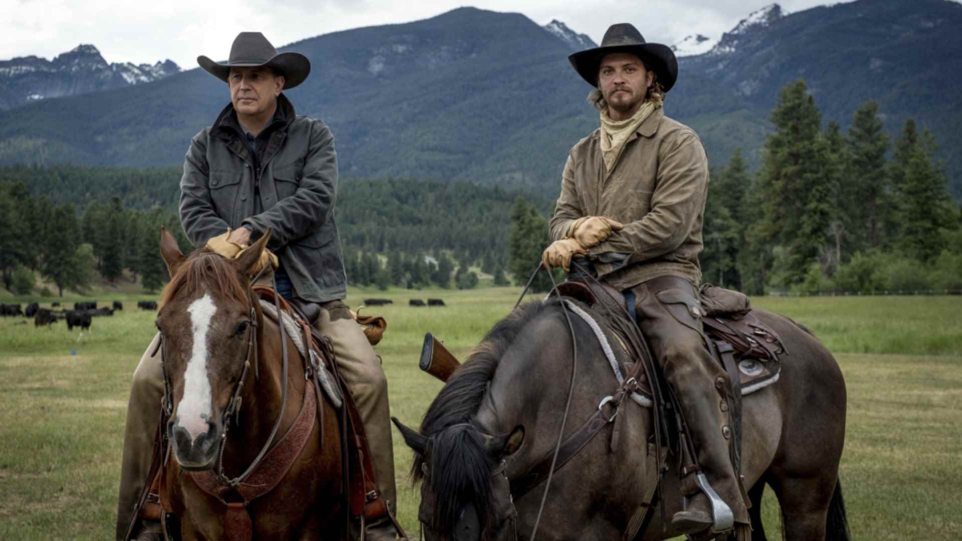 Yellowstone 5. sezon 3. bölümde iki kovboy atlarının üzerinde oturuyor.