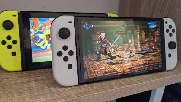 Masaüstünde iki Nintendo Switch OLED konsolu