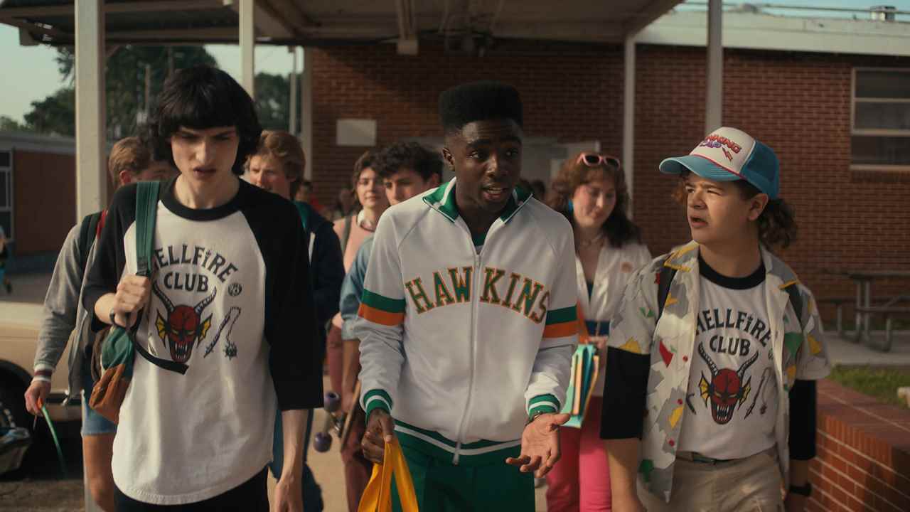 Lucas, Mike ve Dustin, Stranger Things 4. sezonda lisede sohbet ediyor