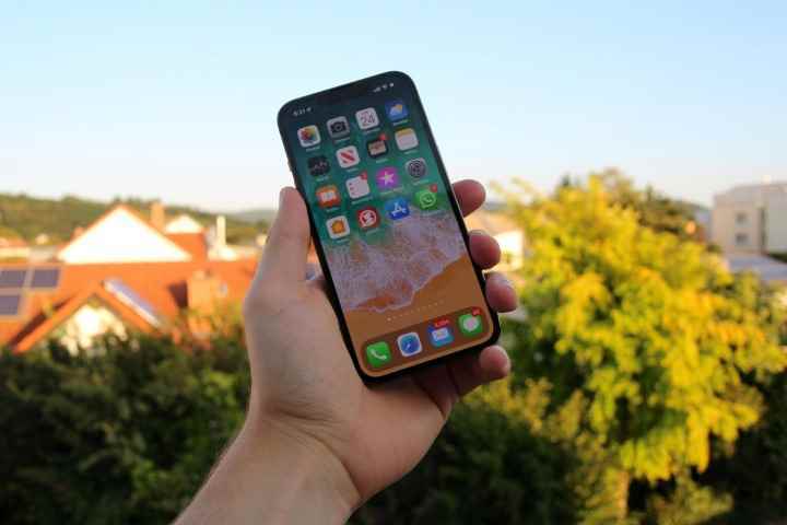 iPhone 13 Mini'yi tutan kişi.