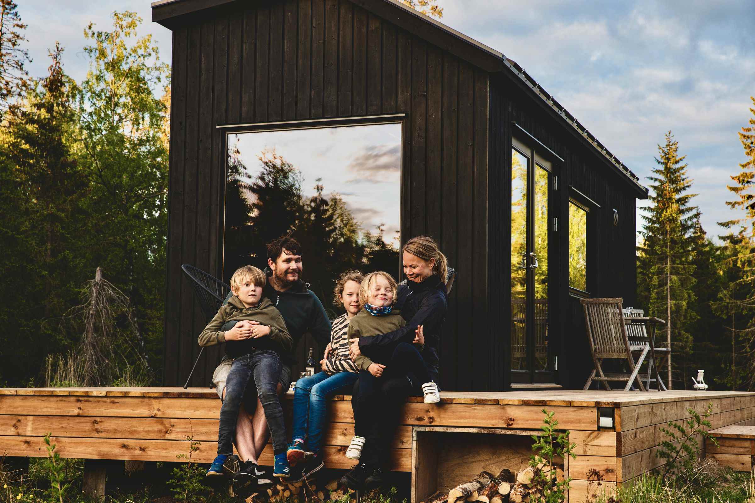 Jesper ve Petra, üç çocuklarının adını taşıyan InForest kulübelerinden birinin önünde.