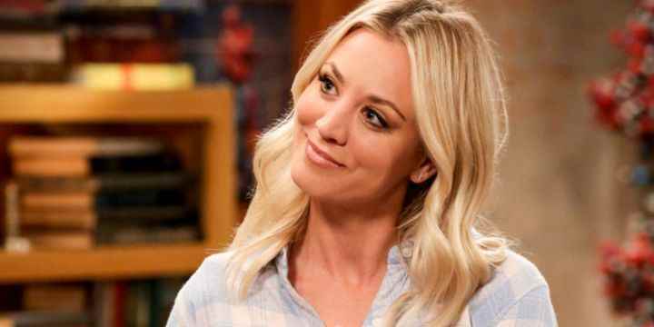 Penny, The Big Bang Theory'de Leonard'ın dairesinde gülümsüyor