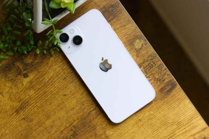 Masanın üzerinde yatan bir iPhone 14.