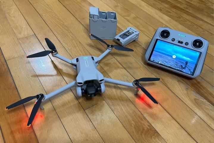 DJI RC ile Mini 3 Fly More Kit'e dahil olanlar burada.