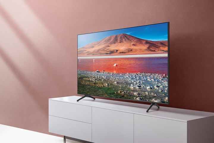 Bir TV rafına yerleştirilmiş Samsung TU7000 4K TV.