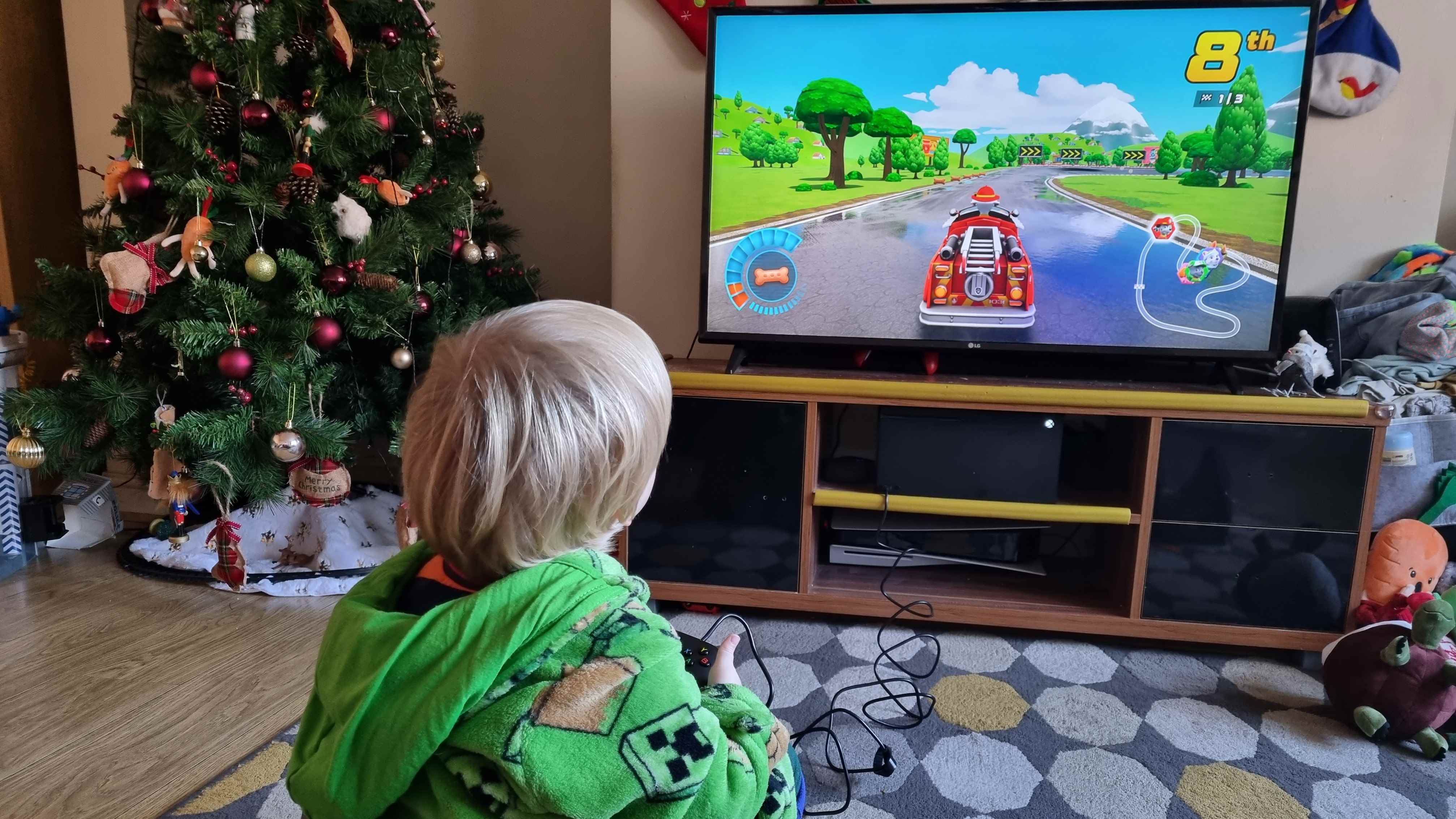 GamePass'te Paw Patrol Racing oynamak için PowerA Nano Denetleyici kullanan çocuk