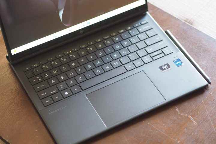 Klavye ve dokunmatik yüzeyi gösteren HP Dragonfly Folio G3 yukarıdan aşağıya görünüm.