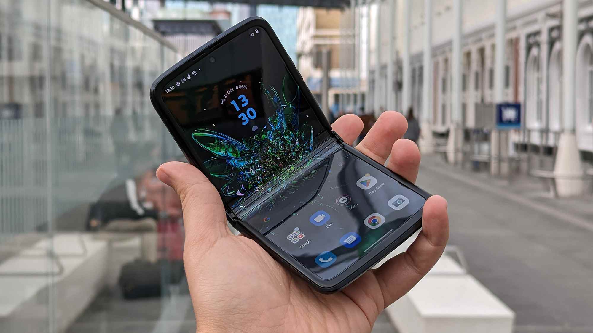 Birinin elinde yarı açık bir Motorola Razr 2022