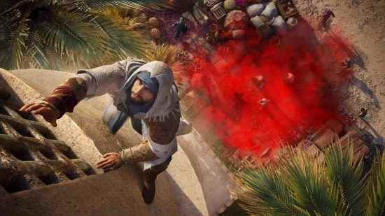 Assassins Creed Mirage: Beyaz giyinmiş bir adam merdivene tırmanıyor ve aşağıda kırmızı bir sisten kaçıyor