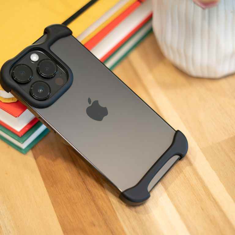 Siyah mat Arc Pulse takılı bir iPhone 14 Pro'nun arka yüzünün fotoğrafı.