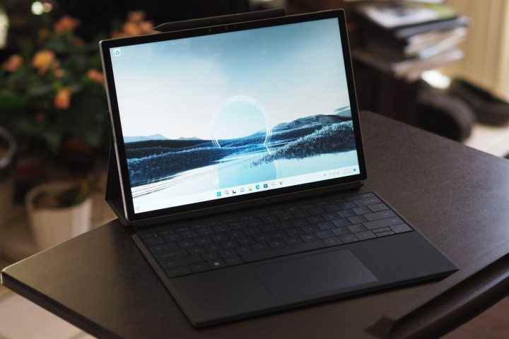 Ekranı ve kanatlı klavyeyi gösteren Dell XPS 13 2'si 1 arada önden açılı görünüm.