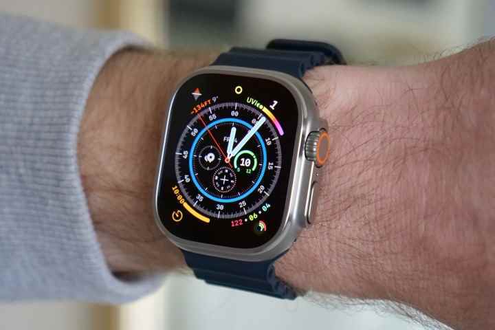 Sarı daire, Apple Watch Ultra'nın Düşük Güç Modunda olduğunu gösterir.