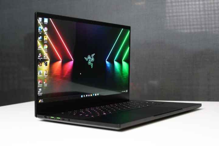 Beyaz bir masa üzerinde Razer Blade 15 OLED.