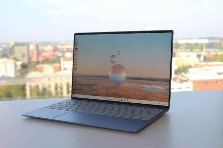 Dell XPS 13, bir pencerenin önündeki bir masada açılır.