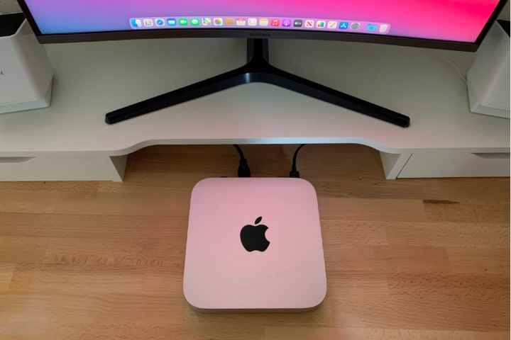 Bir bilgisayar monitörünün altında oturan en yeni Mac Mini.