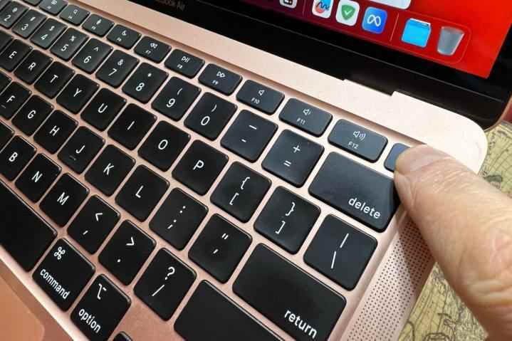 Bir MacBook'un Touch ID sensörü, bir güç düğmesi olarak da kullanılabilir