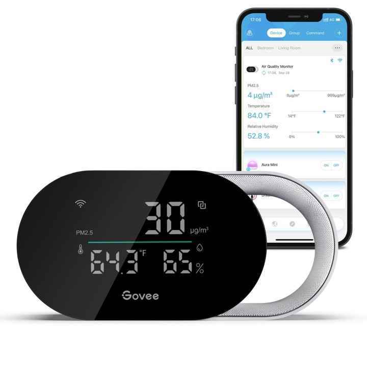 Govee uygulamasını görüntüleyen bir akıllı telefonun önüne yerleştirilmiş Govee Akıllı Hava Kalitesi Monitörü.