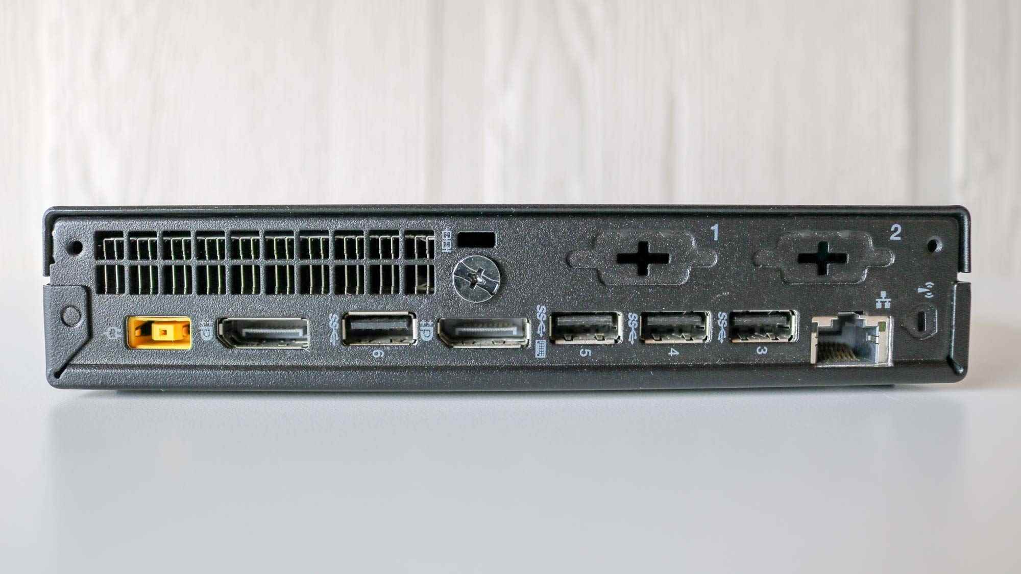 Lenovo ThinkCentre M910q Tiny'nin arka G/Ç'si