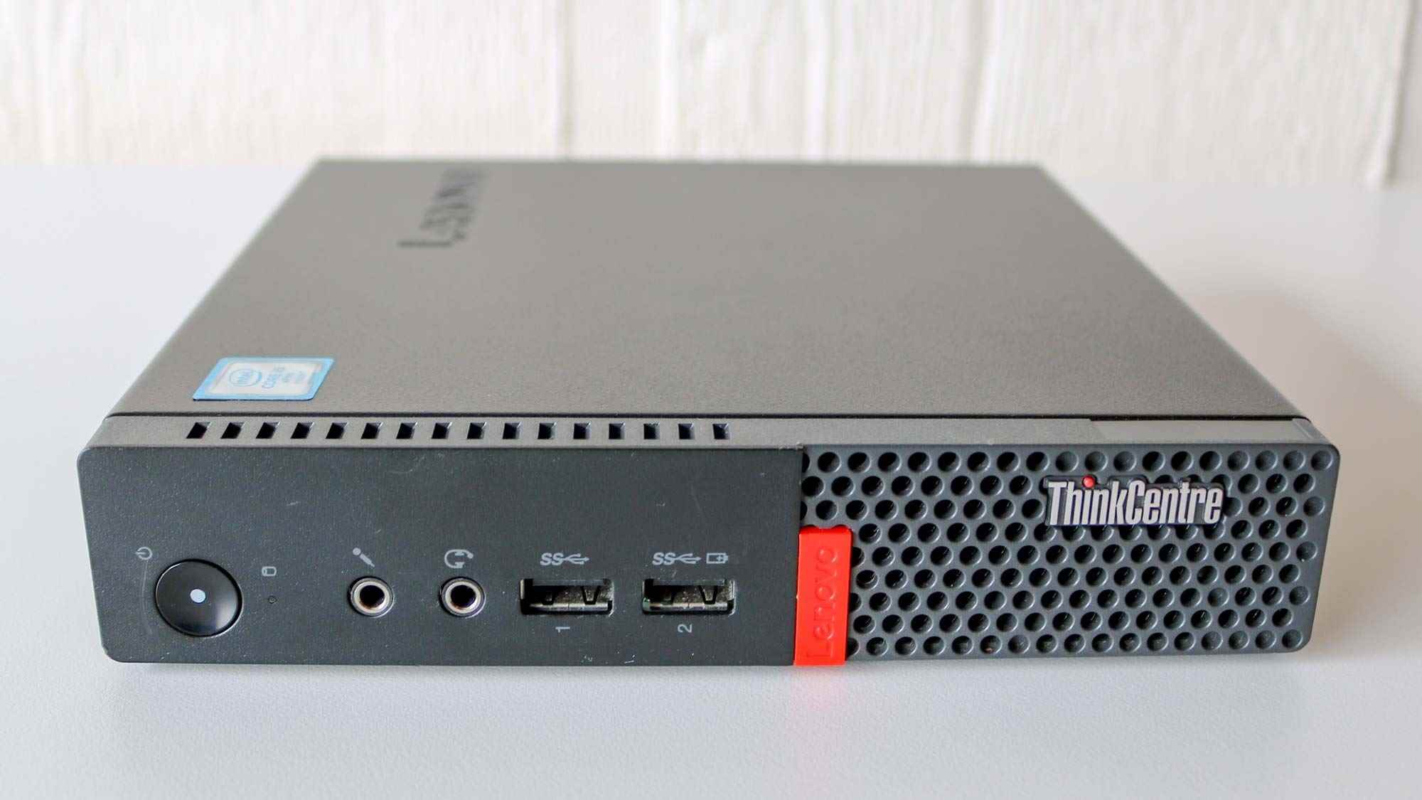 Yatay olarak yerleştirilmiş bir Lenovo ThinkCentre Tiny